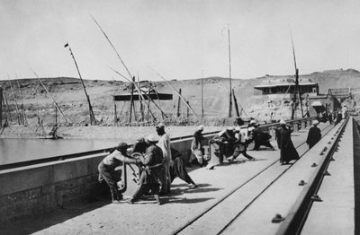 Apertura delle Chiuse sulla Diga del Nilo, 1906 da English Photographer